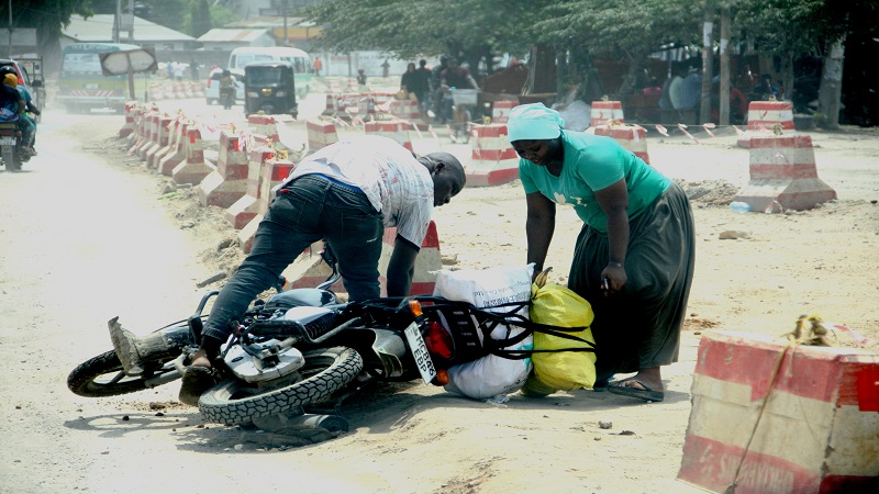 Motorbike taxi rider and his passenger come together in ensuring their trip resumes shortly after the bike “protested” and they found themselves stuck. It was along the Buguruni Malapa stretch of Dar es Salaam’s Uhuru Road earlier last weekweek.