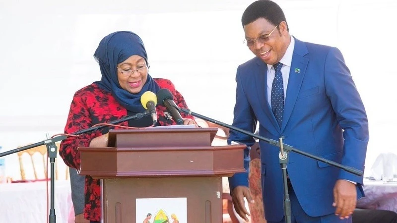 Samia Suluhu Hassan akiwa na Waziri Mkuu Kassim Majaliwa.