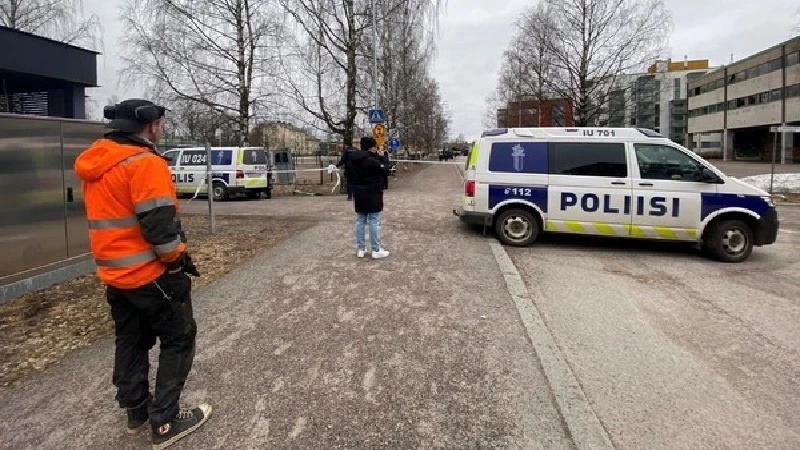 Polisi nchini Finland wakiwa wamefika katika eneo la maktaba.