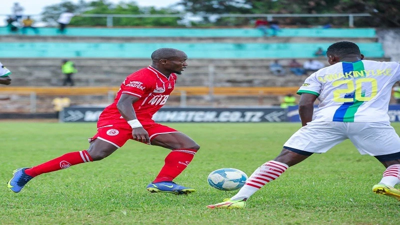 Simba SC winger Saidi Ntibazonkiza (L) negotiates his way past Mashujaa FC defender, Mpoki Mwakinyuke, in a CRDB Federation Cup Round of 16 match that took place in Kigoma on Tuesday.