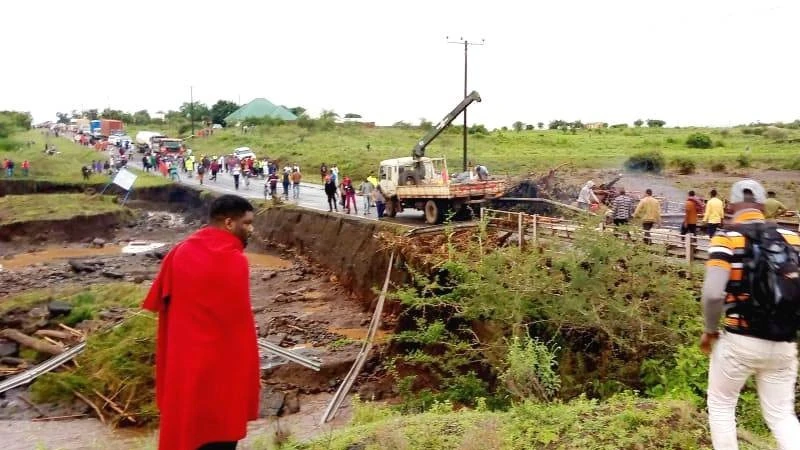 A Tanzania National Roads Agency (Tanroads) truck is deployed yesterday to remove logs piled up on Sanya River bridge on the Moshi-Arusha highway, leading to the temporary closure of the strategic road link between Hai and Siha districts.