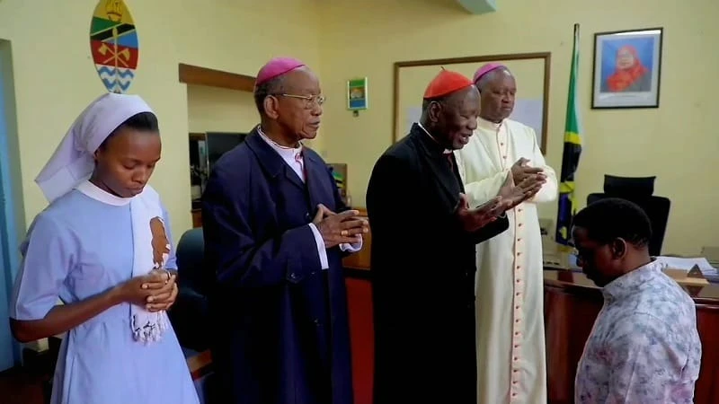 Askofu Mkuu Mstaafu wa Kanisa Katoliki Jimbo Kuu la Dar es Salaam, Kardinali Polycarp Pengo,akimuombea Mkuu wa Mkoa wa Arusha, Paul Makonda.