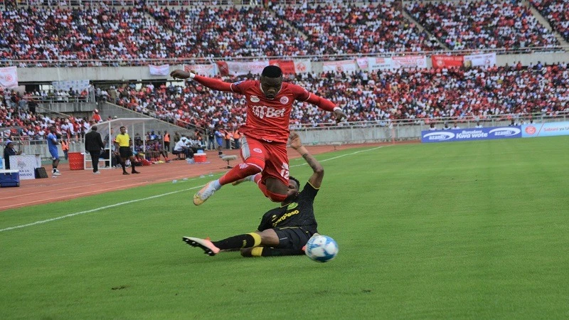 Yanga's left-back, Lomalisa Mutambala (down), challenges Simba SC's right-back, Shomari Kapombe, as the clubs locked horns in a 2022/23 NBC Premier League clash that took place in Dar es Salaam in April 2023. Simba SC notched a 2-0 victory.