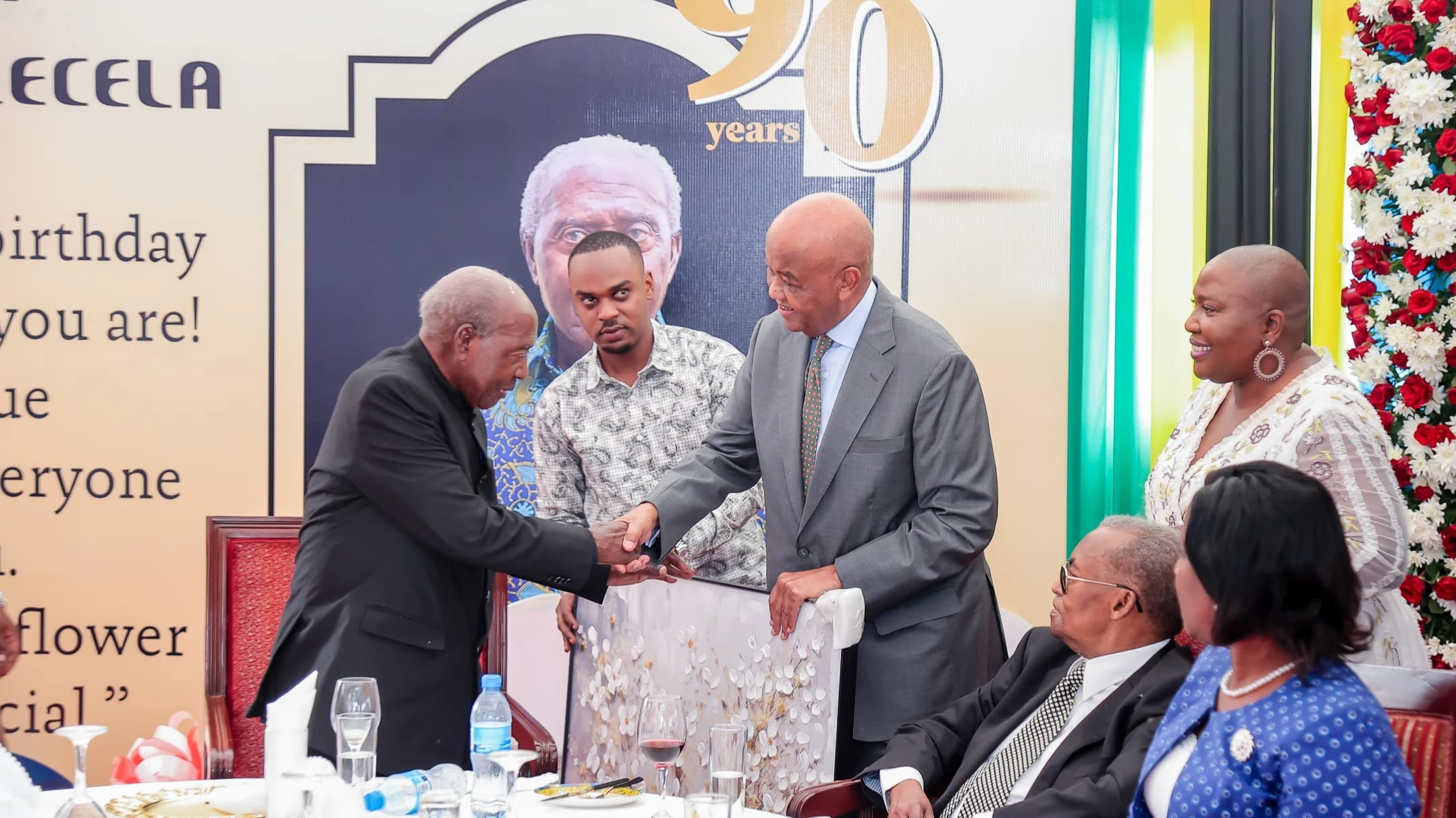 Makamu Mwenyekiti wa Chama Cha Mapinduzi (CCM) Tanzania Bara Abdulurhaman Kinana akimpa zawadi ya kutimiza miaka 90 Waziri Mkuu Mstaafu John Malecela.