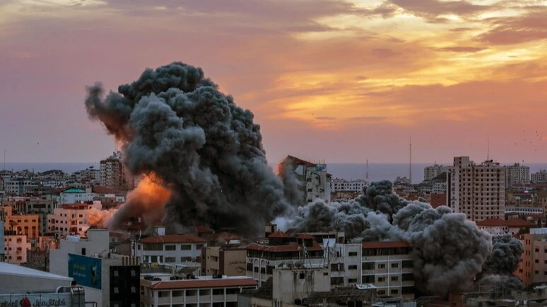 Mashambulizi ya anga yateketeza majengo katika Jiji la Gaza, Israeli mnamo Oktoba 8, 2023.