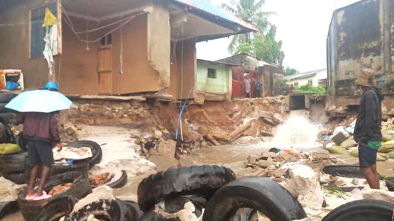 SINKING – OR CRUMBLING?: These houses at a section of ‘Wavuvi Village’ in the Mtoni Chaurembo suburb of Temeke municipality, Dar es Salaam, are at serious risk of being swept away by raging floodwaters.