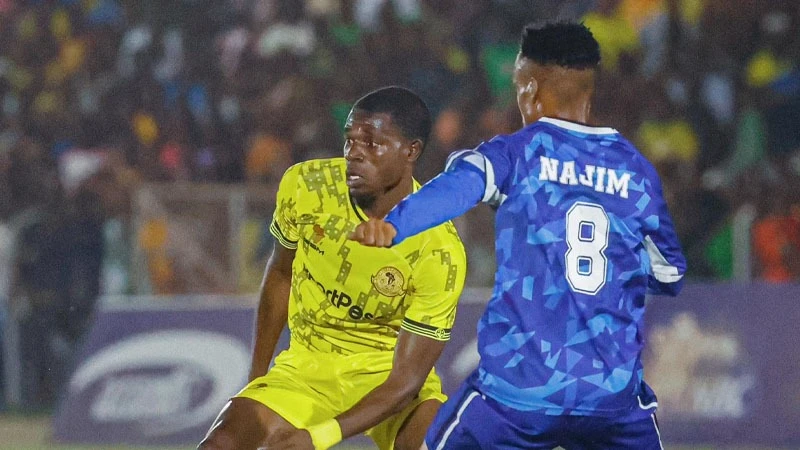 

Yanga's midfielder Maxi Nzengeli (L) negotiates his way past Tabora United's midfielder Najim Mussa during the NBC Premier League clash at Jamhuri Stadium in Dodoma on December 23, 2023, culminating in a 1-0 victory for Yanga.