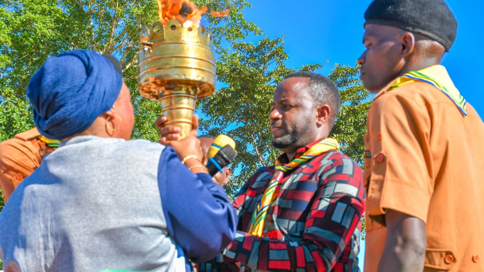 Mkuu wa Wilaya ya Kibaha, Nickson John (katikati), akipokea Mwenge wa Uhuru kutoka kwa uongozi wa wilaya ya Bagamoyo. 