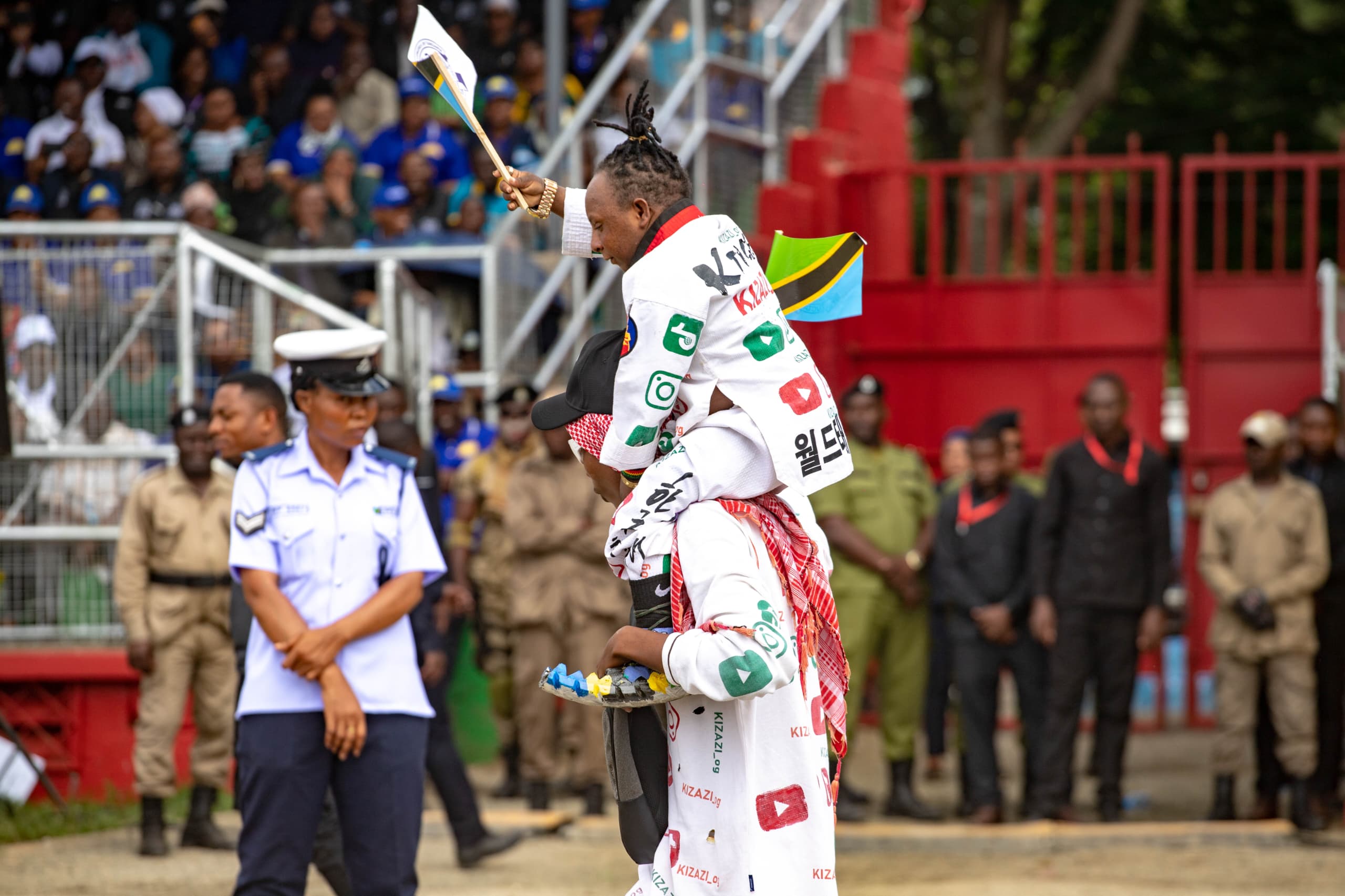 Kanyunyu akiwa amebebwa wakati wakipita mbele ya Makamu wa Rais Dk. Philip Mapango.