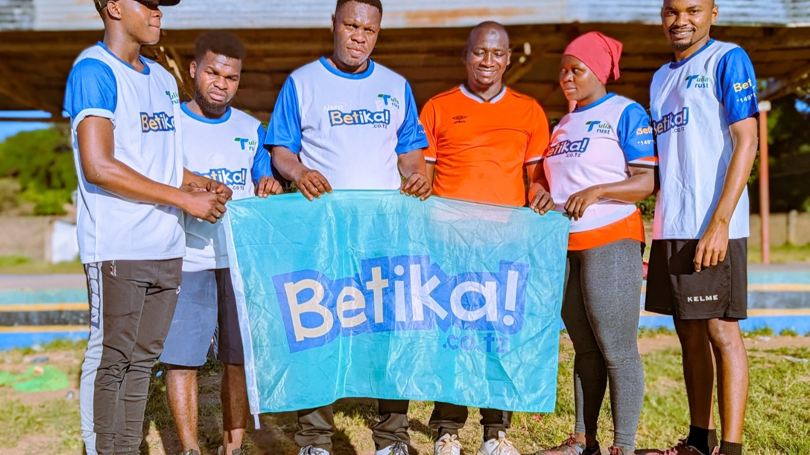 Meya wa Manispaa ya Newala, Hamisi Namata (watatu kushoto), akiwakabidhi bendera ya Betika washindi watano ambao wataiwakilisha Mtwara katika mbio za mwaka huu za Betika Mbeya Tulia Marathon.