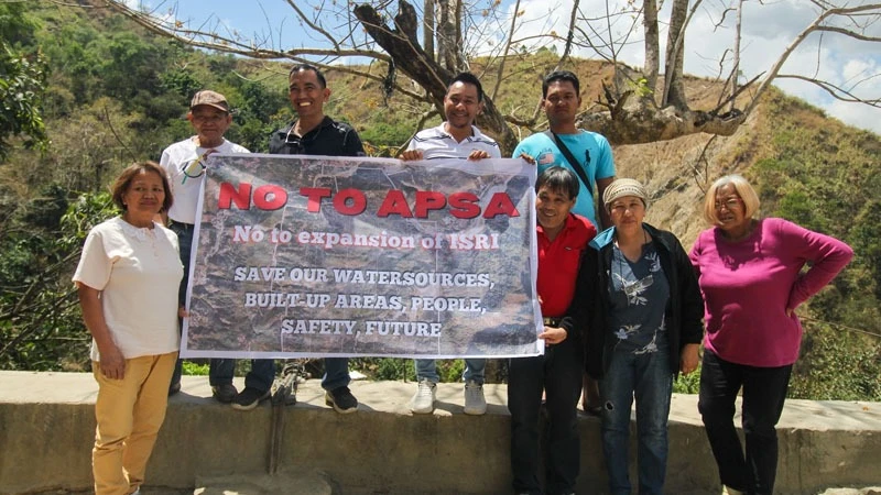 
Community activists in Dalicno hold a banner protesting ISRI’s mining expansion plans.