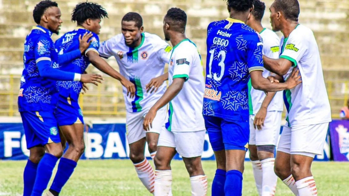 Mashujaa FC players (in white jerseys) take on Singida Fountain Gate FC footballers when the two outfits took on each other in a recent NBC Premier League tie in Kigoma.