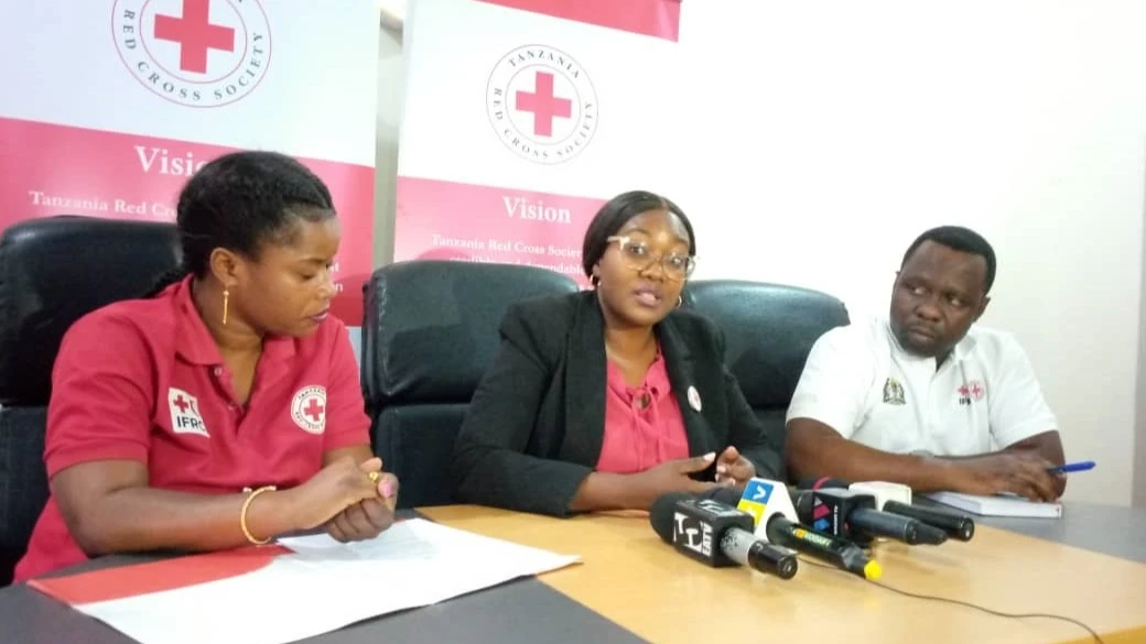 Watumishi wa Red Cross Lucy Pande (katikati), Alfred Mwanjali (kulia) na Seki Kasuga (kushoto), walikizungumza na waandishi wa habari jijini Dar es Salaam leo. 