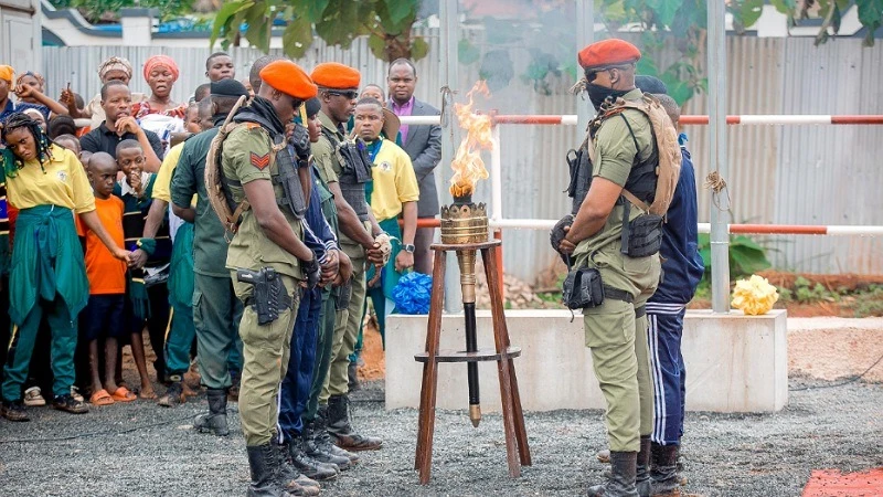 Maaskari polisi wakiwa wameuzunguka Mwenge wa Uhuru wakati wa ziara ya kutembelea na kuweka jiwe la msingi kwenye mradi wa usambazaji maji wa Dar es Salaam ya Kusini unaotekelezwa na DAWASA.
