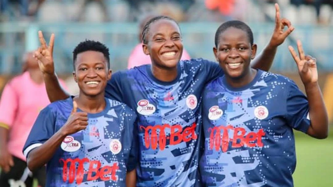 Washambuliaji wa Simba Queens; Aisha Mnunka (kushoto), Ruth Ingosi (katikati) na Jentrix Shikangwa wakishangilia bao katika mechi ya Ligi Kuu ya Wanawake Tanzania dhidi ya Bunda Queens iliyochezwa wiki iliyopita. Simba ilishinda mabao 4-0. 