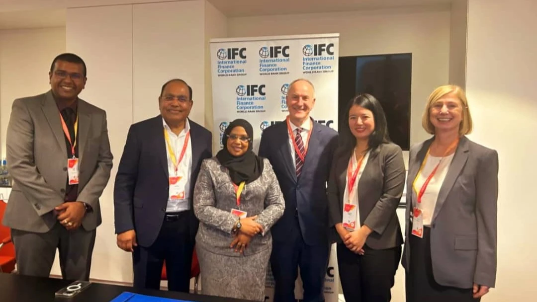Minister for Industry and Trade, Dr Ashatu Kijaji (C ) in  a photo with IFC and KIOO Limited Officials after the signing ceremony.  From extremely right is Rozita Kozar,  Jennifer Wang  and Henrik Pederson all from IFC and from Left is Dipen Patel.