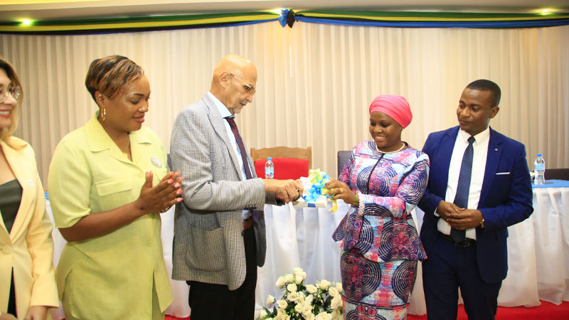 Deputy Speaker Mussa Azan Zungu (L) cutting the ribbon to mark the launch of the Tanzanian Youth Parliament’s constitution and strategic plan in Dodoma yesterday. 