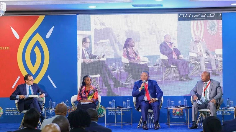 Tanzanian banker Abdulmajid Nsekela (2nd - R) discusses improving cross-border banking at the AfDB 2024 Annual Meeting. 