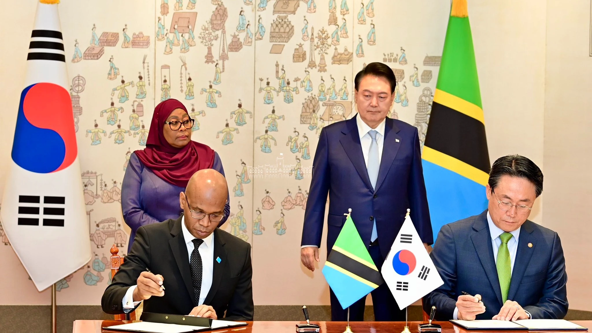 President Samia Suluhu Hassan and South Korean President Yoon Suk Yeol, witnessing the signing of the Korea-Tanzania EDCF pact for 2024-2028 here over the weekend.