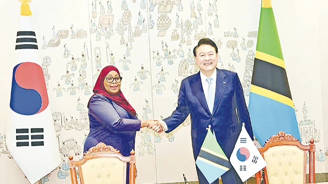 Rais Samia Suluhu Hassan akiwa na mwenyeji wake Rais wa Jamhuri ya Korea, Yoon Suk Yeol, kabla ya kushuhudia hafla ya utiaji saini mikataba mbalimbali baina ya nchi hizo iliyofanyika Ikulu Seoul jana. 