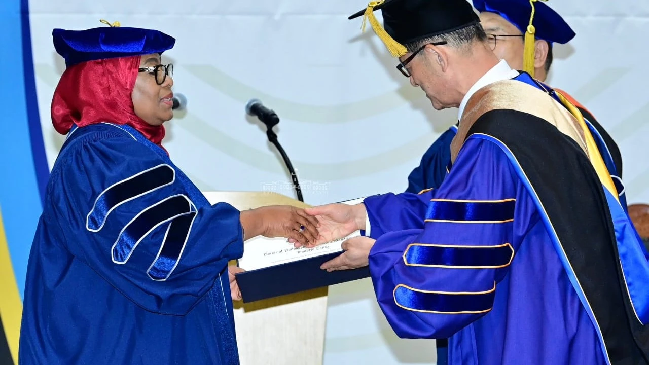 Rais Samia Suluhu Hassan akitunukiwa Udaktari wa Falsafa wa Heshima (Honoris Causa) kwenye Sekta ya Anga na Rais wa Chuo Kikuu cha Sayansi ya Anga (Korean Aerospace University) Hee Young Hurr, Jijini Seoul, Jamhuri ya Korea leo Juni 03,2024.