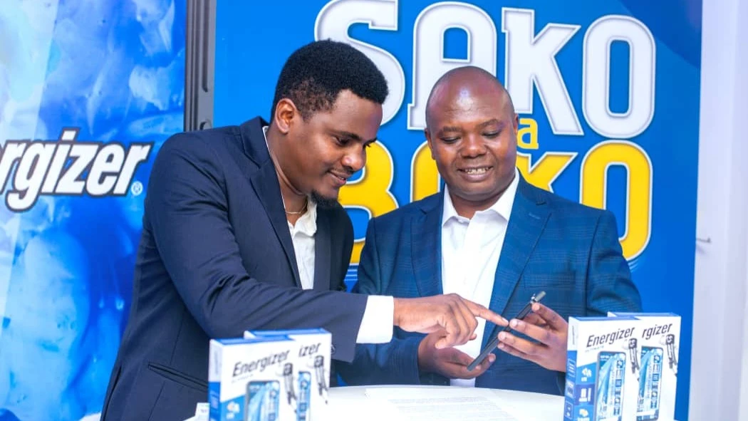 Mkuu wa Biashara wa Tigo, Isack Nchunda (Kulia), akijadiliana kitu na Mkuu wa kitengo cha ukuzaji masoko wa kampuni hiyo, Daniel Nnko, jana wakati wa uzinduzi wa kampeni ya Sako kwa Bako na Energizer jijini Dar es Salaam.