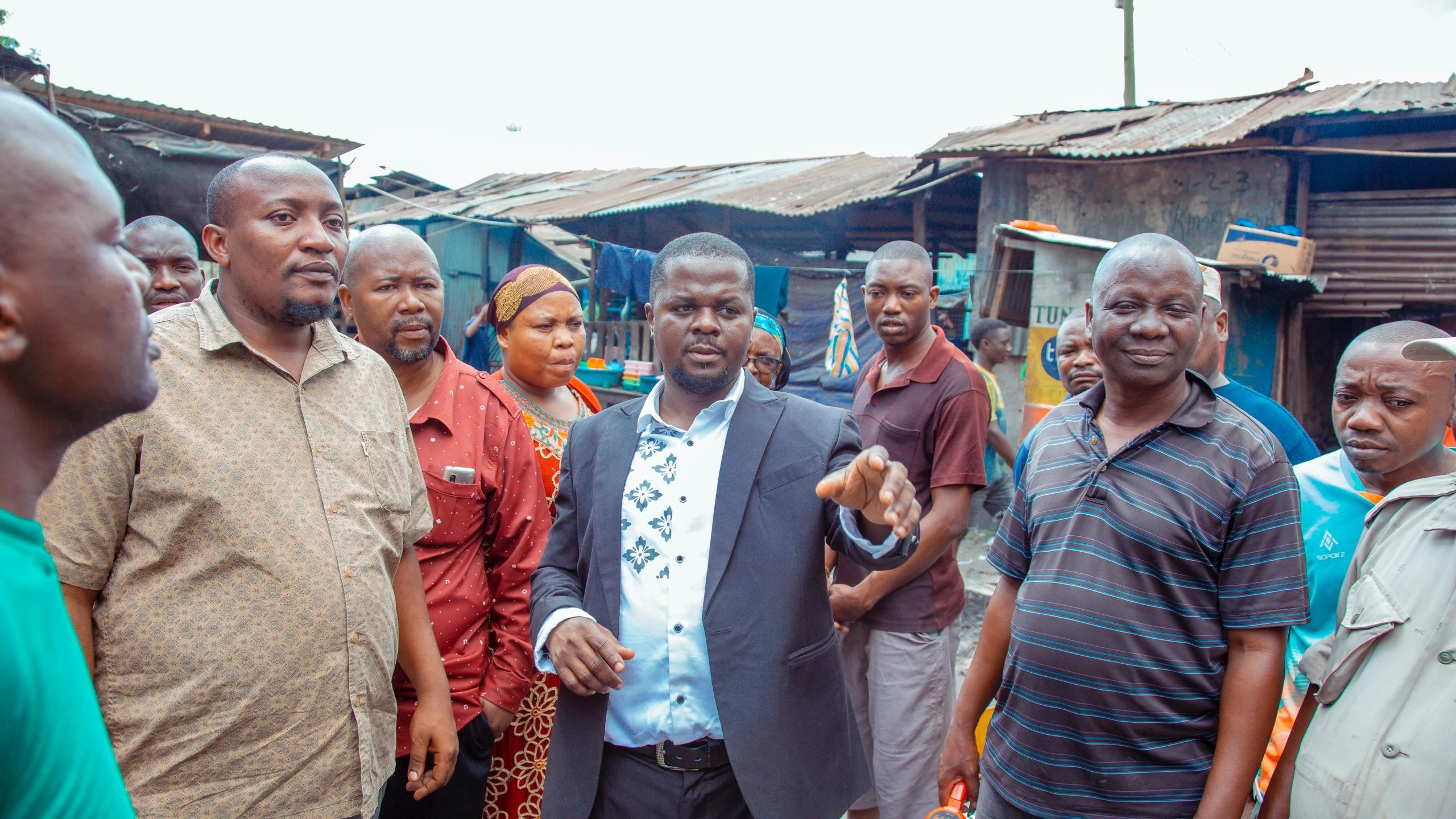 Meya wa Temeke, Abdallah Mtinika, akizungumza na wafanyabiashara wa Soko la Mbagala Rangi Tatu