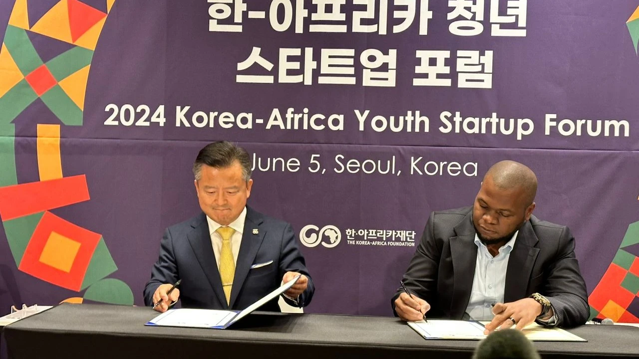 
TSA Board Member, Mr. Jumanne Mtambalike signing a Memorandum of Understanding (MoU) with Ambassador Lyeo Woon-Ki, the President of the Korea-Africa Foundation to promote startup exchanges and develop the startup ecosystem between Korea and Africa.
