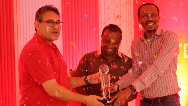 Ravneet Chowdhury, (L) Diamond Trust Bank Tanzania PLC CEO presenting the bank’s Human Resource Head Simon Luoga, with this year’s International Finance Awards after being recognised as as an industry leader in ‘Most Innovative Alternative Banking Channel