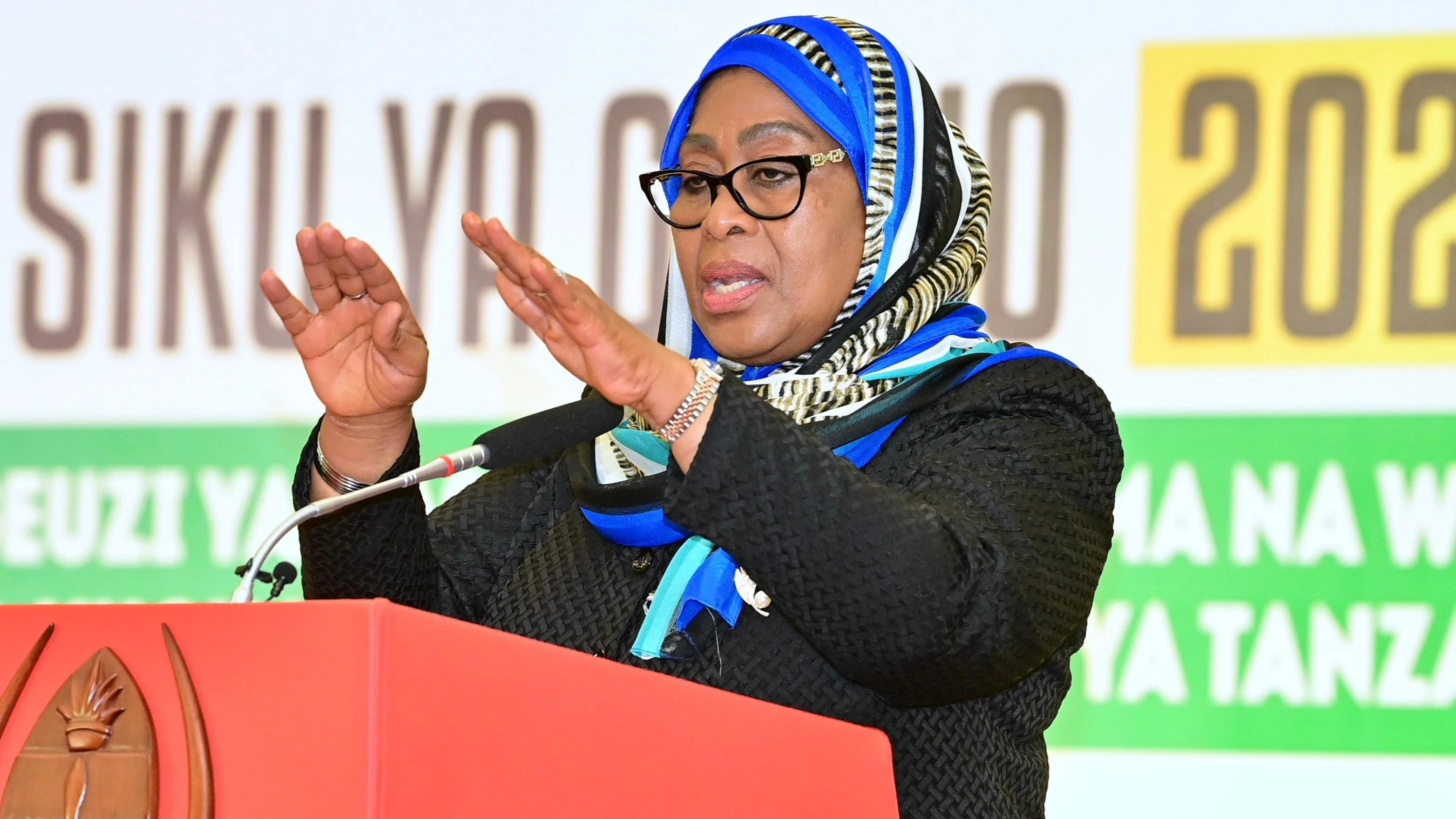 Rais Samia Suluhu Hassan akihutubia baada ya kupokea gawio la serikali na michango kutoka kwa mashirika na Taasisi za Umma, Ikulu jijini Dar es Salaam jana. 