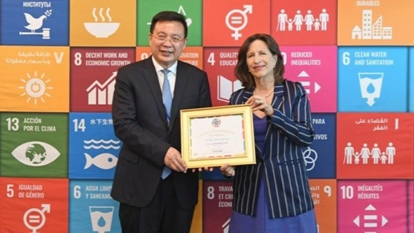 UN Under-Secretary-General for Global Communications Melissa Fleming presents President of Xinhua News Agency Fu Hua with a certificate of membership to recognize that Xinhua joined the UN SDG Media Compact, at the UN headquarters in New York, on June 13.