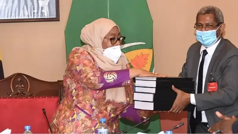 Rais Dk. Samia Suluhu Hassan, akipokea ripoti ya Kamati Maalum ya Corona, aliyoiunda, mwaka 2021. 