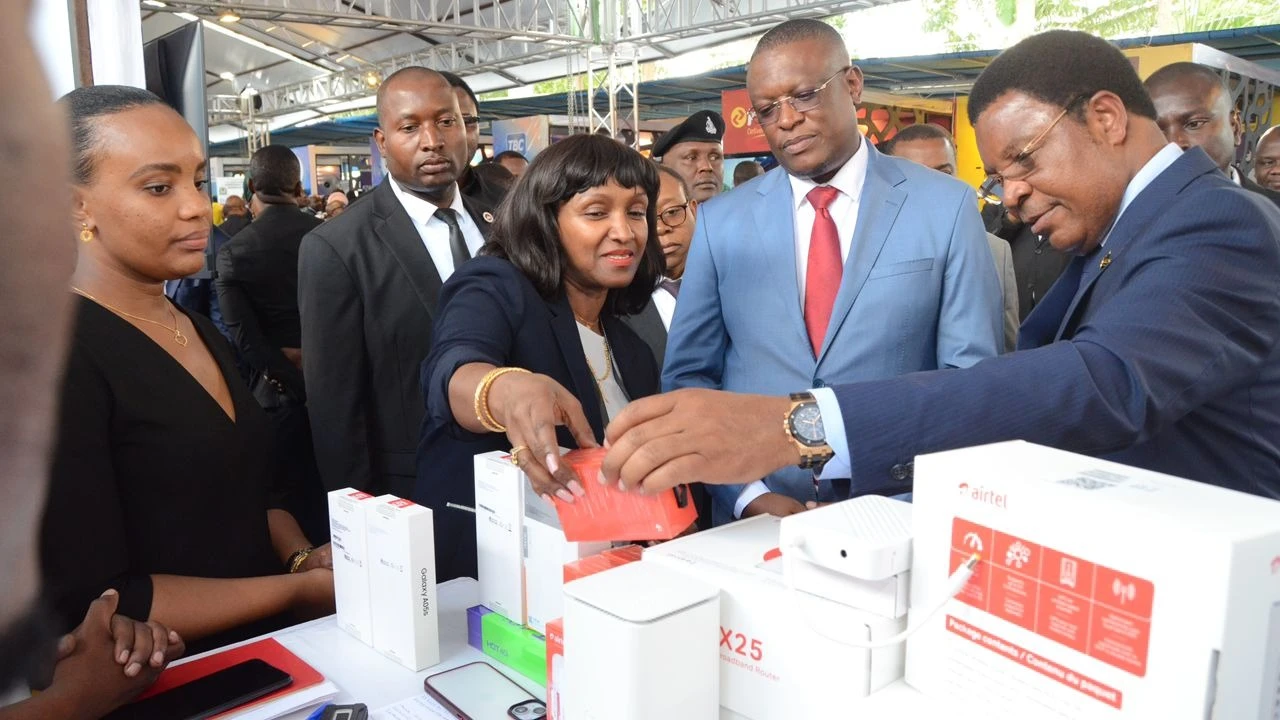 Director, Regulatory & Corporate Communications at Airtel Tanzania, Beatrice Singano, showing Prime Minister Kassim Majaliwa some of their products. 