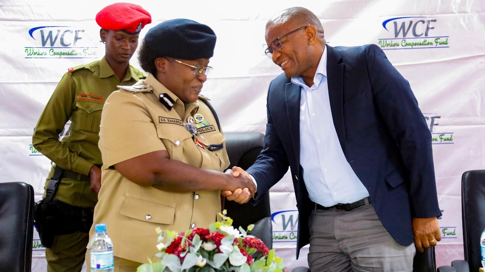 Kamishna wa Usimamizi Rasilimali Watu na Utawala, Jeshi la Polisi, CP, Suzan Kaganda akipeana mikono na Mkurugenzi wa Uendeshaji, Mfuko wa Fidia kwa Wafanyakazi (WCF), Anselim Peter mara baada ya kufungua kikao kazi baina ya WCF na Makamanda wa Polisi.