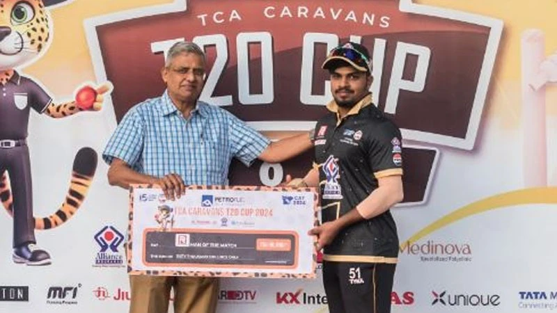 
Alliance Caravans' cricketer Prakash Nair (R) receives the Ras Logistics Man of the Match award from Alliance Insurance's Group Managing Director, KVA Krishnan, once the player's outfit locked horns with Econo Lodge Lions in the 2024.