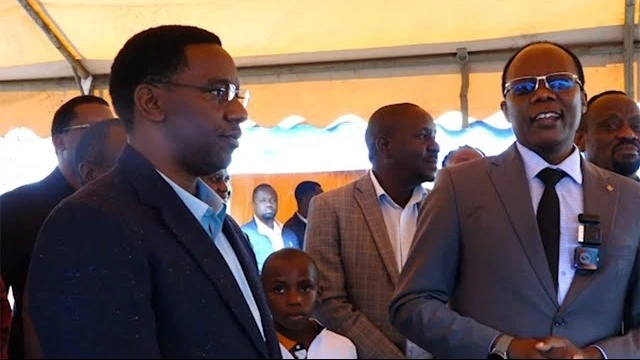 Naibu Waziri wa Afya, Dk. Godwin Mollel akiwa na Mkuu wa Mkoa wa Arusha, Paul Makonda.