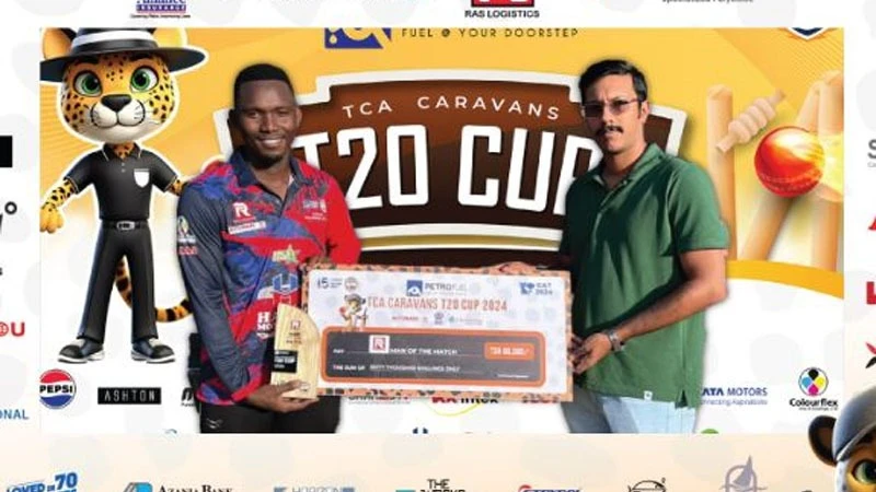 

Harab Motors Pak Stars' cricketer Mohamed Omary (L) receives the Ras Logistics Man of the Match prize from Caravans Cricket Club's treasurer, Raneesh Ittipattavalappil, once the former's squad locked horns with Econo Lodge Lions in a 2024 Petrofuel 