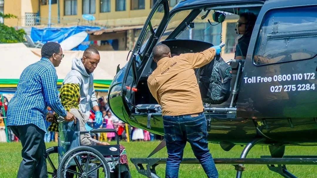 Mkuu wa Mkoa wa Arusha, Paul Makonda akimsaidia mgonjwa kupanda kwenye helkopta kupelekewa hospitali ya KCMC.