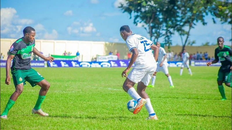 Prisons' players, defender Jumanne Elfadhili (L) and midfielder Lambert Sabiyanka (R) tackle Mtibwa Sugar's player in the just-ended Premier League clash in Morogoro.