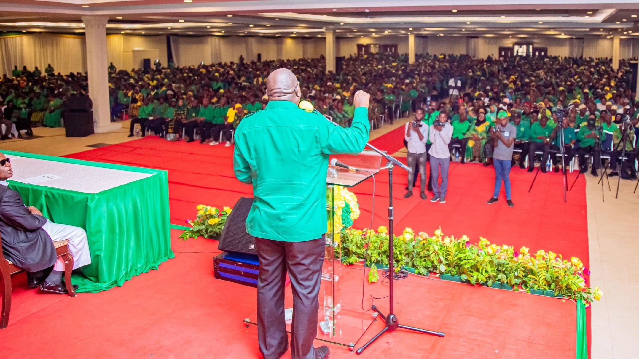 Katibu wa NEC - Itikadi, Uenezi na Mafunzo wa CCM Taifa, Amos Makalla, akizungumza na wanaCCM leo katika ukumbi wa Diamond Jubilee, mkoani Dar es Salaam.