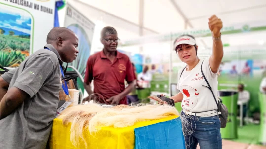 Raia wa China, akikagua nyuzi za zao la Mkonge, alipotembelea Banda la Bodi ya Mkonge (TSB) katika Maonesho ya 48 ya Kimataifa ya Biashara (Sabasaba) yanayoendelea jijini Dar es Salaam 