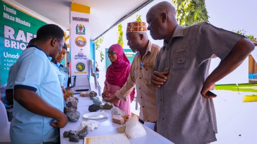 Wananchi wakipata maelezo katika banda banda la Wizara ya Madini na Taasisi zake katika Maonesho ya 48 ya Biashara ya Kimataifa ya Dar es Salaam (DITF) maarufu kama Sabasaba yanayoendelea katika Viwanja vya Mwalimu Nyerere Jijini Dar es Salaam. 