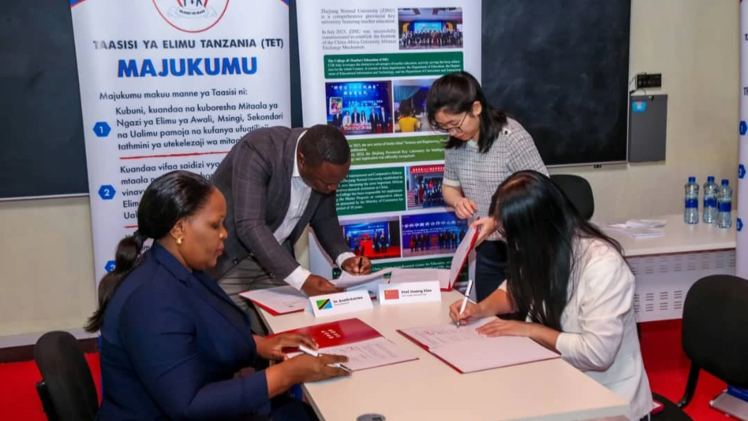 Mkurugenzi wa Taasisi ya Elimu Tanzania (TET) Dk. Aneth Komba kushoto na Mkuu wa Chuo Kikuu cha Zhejiang Normal University (ZJNU) cha China Prof. Huang Xiao kulia, wakisaini mkataba wa makubaliano ya ushirikiano. 