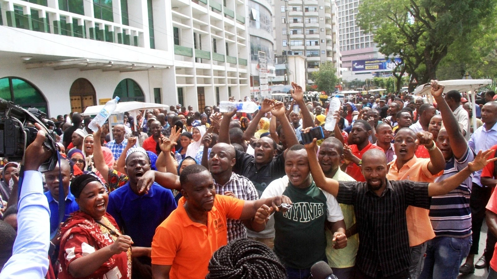 Waliokuwa wafanyabiashara katika Soko la Kariakoo, wakiwa wamefunga barabara ya Lumbumba, nje ya Ofisi ndogo za Makao Makuu ya CCM, jijini Dar es Salaam jana, walipofika  kutoa malalamiko yao kwa viongozi wa Chama hicho.