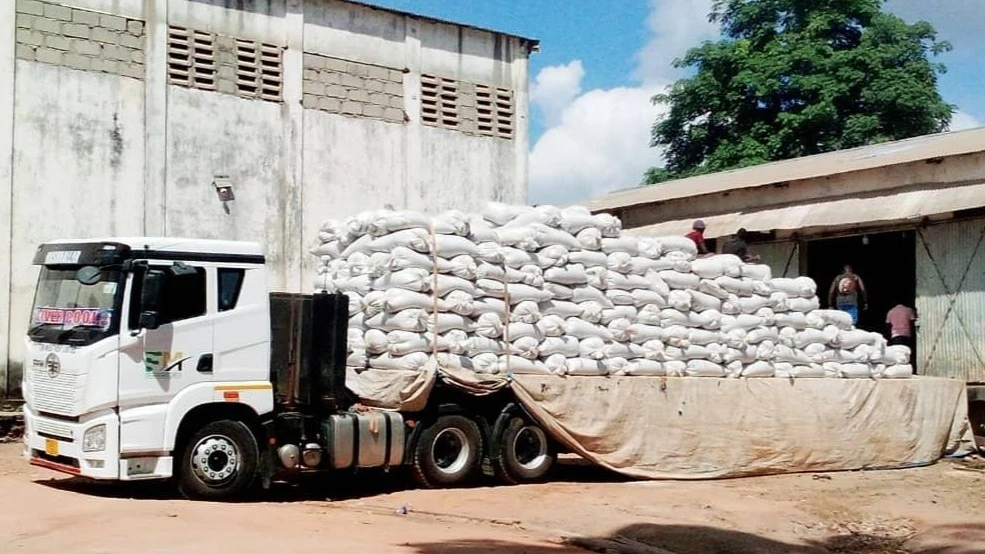 Gari likishusha ufuta katika ghala kwa ajili kuuzwa mnadani katika mkoa wa Pwani. 