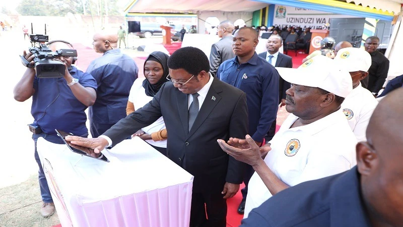 
Prime Minister Kassim Majaliwa launches 
the updating of the Permanent Voters’ Register in Kigoma Region on Saturday.