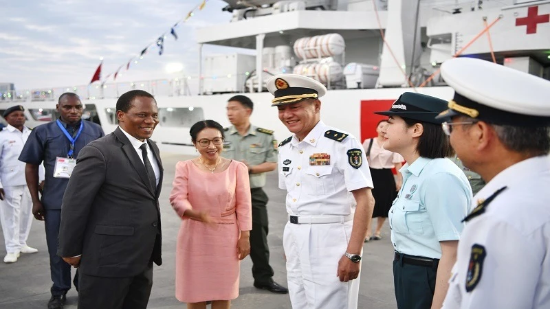 China’s Ambassador to Tanzania, Chen Mingjian,
(2nd-L) introduces Defence and National Service
ministry permanent secretary Dr Faraji Mnyepe
(L) to  ‘Peace Ark’ hospital ship Mission
commander Rear Admiral Ying Hongbo (3rd-R) at
the Dar port, weekend.