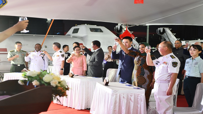 Chen Mingjian, (4 TH-L), Chinese ambassador to Tanzania, Dr Faraji Mnyepe (5 TH-L) permanent secretary in the ministry of Defense and National Service accompanied with other Tanzania People’s Defence Force and Chinese ‘Peace Ark’ officials  making a toast