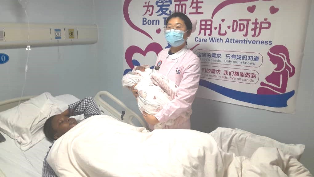 Naza Fadhili, (lying in bed) becomes the first woman in the country to deliver a baby at the Chinese Naval Hospital Ship ‘Peace Ark’ in three Harmonious Mission already made until now since 2010 when it made the first visit. 