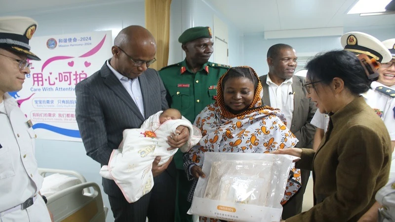 January Makamba (2nd-L), until his replacement on Sunday as Foreign Affairs and East African Cooperation minister, pictured at the Dar es Salaam port at the weekend holding ‘Zhakir’ – the first Tanzanian baby born aboard Chinese naval hospital ship .